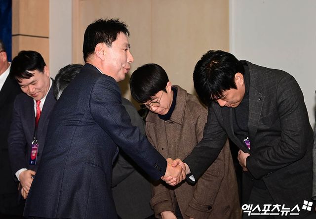 정몽규 대한축구협회장에 대한 문화체육관광부의 중징계 요구 처분이 적법하다는 법원 판단이 나왔다. 서울행정법원 행정5부는 23일 대한축구협회가 문체부를 상대로 제기한 특정감사 결과 통보 및 조치 요구 취소 청구 소송에서 원고 패소로 판결했다. 이와 관련해 정 회장과 지난해 2월 대한축구협회장 선거에서 경쟁했던 신문선 후보는 "정 회장이 지금이라도 사퇴하고 사죄하는 것이 마지막 양심을 지키는 일일 것"이라며 정 회장의 빠른 사퇴를 촉구했다. 엑스포츠뉴스DB