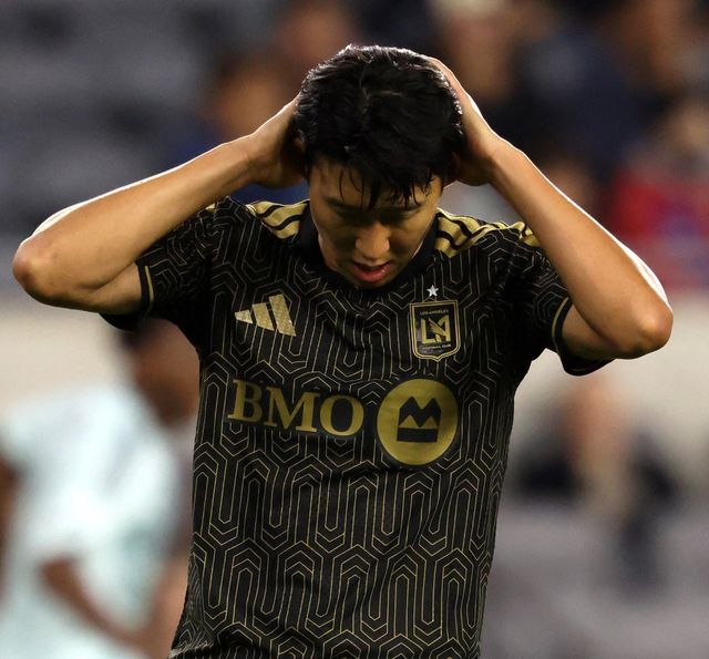 마크 도스 산토스 감독이 이끄는 LAFC는 23일(한국시간) 미국 캘리포니아주 로스앤젤레스의 BMO 스타디움에서 열린 콜로라도 래피즈와의 2026 미국 메이저리그(MLS) 9라운드 홈 경기에서 0-0 무승부를 거뒀다. 2026시즌 개막 후 리그 6경기 무패(5승1무)를 기록하며 상승세를 달리던 LAFC는 최근 리그 3경기 연속 무승(1무2패)을 기록하면서 흐름이 끊겼다. 이날 손흥민은 콜로라도전에 선발로 나와 77분을 뛰었지만 슈팅을 1개도 시도하지 못하면서 또다시 시즌 마수걸이 득점을 신고하는데 실패했다. 연합뉴스