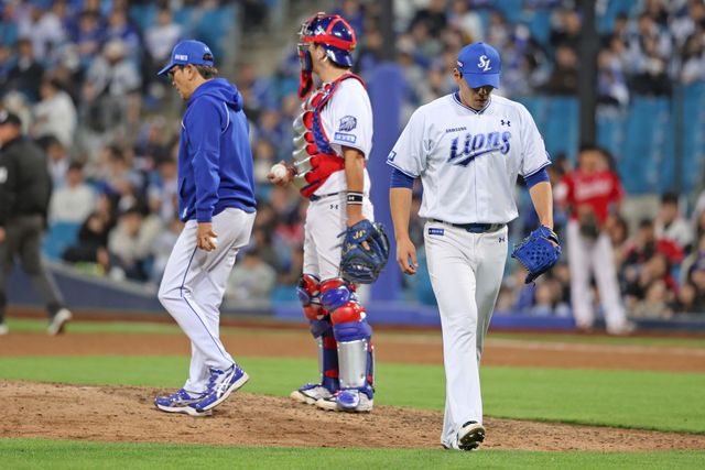 지난 22일 SSG 랜더스전에서 블론 세이브를 기록한 삼성 라이온즈 마무리 김재윤(오른쪽). 사진 삼성 라이온즈