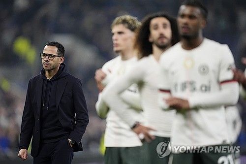 첼시가 23일(한국시간) 공식 홈페이지를 통해 1군 팀 감독 로세니어를 경질한다고 발표했다.&nbsp;구단은 첼시 구단 모두를 대표해 우리는 로세니어와 스태프들이 구단에 있는 동안 보여준 모든 노력에 감사함을 전하고 싶다라며 로세니어는 시즌 중간에 임명된 뒤 항상 최고의 성실성과 전문성을 발휘해 왔다라고 말했다.&nbsp; 이어 구단이 가볍게 한 결정이 아니었지만, 최근 성적과 성적이 필요한 기준에 미치지 못했고 올 시즌에는 아직 더 많은 경기가 있다. 구단 모두가 로세니어의 미래에 모든 성공을 기원한다라고 밝혔다.&nbsp; 칼럼 맥팔레인이 임시 감독을 맡을 예정이며 구단에 남아 있는 스태프들의 지원을 받는다. 첼시는 유럽대항전 진출과 FA컵 결승 진출을 노린다.&nbsp;연합뉴스