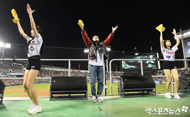 치어리더들 사이 이준.