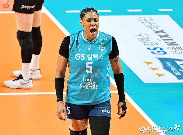 지젤 실바(등록명 실바)가 GS칼텍스와 새 계약을 맺었다. GS칼텍스는 24일 보도자료를 통해 지젤 실바와 재계약에 성공하며 2026-2027시즌에도 동행을 이어간다고 발표했다. 1991년생 실바는 2023-2024시즌을 앞두고 외국인 선수 트라이아웃을 통해 GS칼텍스 유니폼을 입으면서 V-리그에 진출했다. 이후 V-리그 남녀부 통틀어 최초로 3년 연속 1000득점을 달성하는데 성공했고, GS칼텍스의 5년 만에 챔피언결정전 우승을 이끌면서 2025-2026 정규리그와 챔피언결정전 모두 MVP로 뽑혔다. 엑스포츠뉴스DB