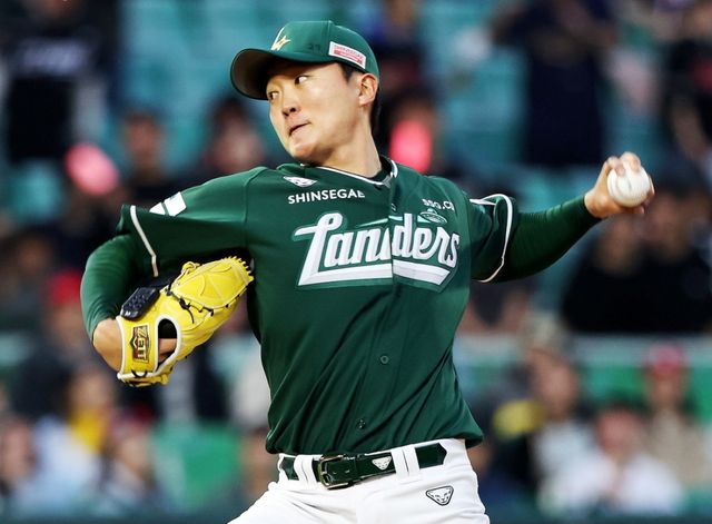 24일 오후 인천SSG랜더스필드에서 열린 '2026 신한 SOL KBO리그' KT 위즈와 SSG 랜더스의 경기, SSG 선발 김건우가 공을 힘차게 던지고 있다. SSG 랜더스