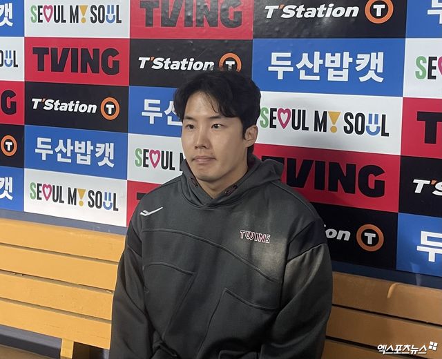 LG 트윈스 임찬규가 24일 서울 잠실야구장에서 열린 2026 신한 SOL Bank KBO리그 정규시즌 두산 베어스와 원정경기에서 승리투수가 된 뒤 취재진과 인터뷰에 응하고 있다. 잠실, 김유민 기자
