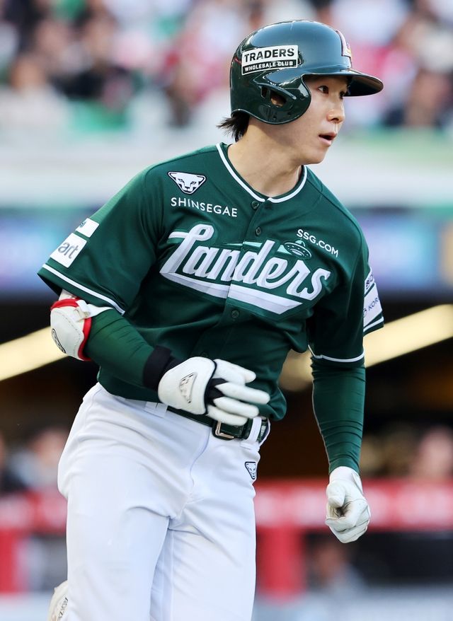 24일 오후 인천SSG랜더스필드에서 열린 '2026 신한 SOL KBO리그' KT 위즈와 SSG 랜더스의 경기, 1회말 무사 SSG 박성한이 2루타를 날리고 있다. SSG 랜더스