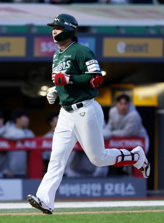 24일 오후 인천SSG랜더스필드에서 열린 '2026 신한 SOL KBO리그' KT 위즈와 SSG 랜더스의 경기, 3회말 무사 SSG 최정이 솔로홈런을 날리고 있다. SSG 랜더스