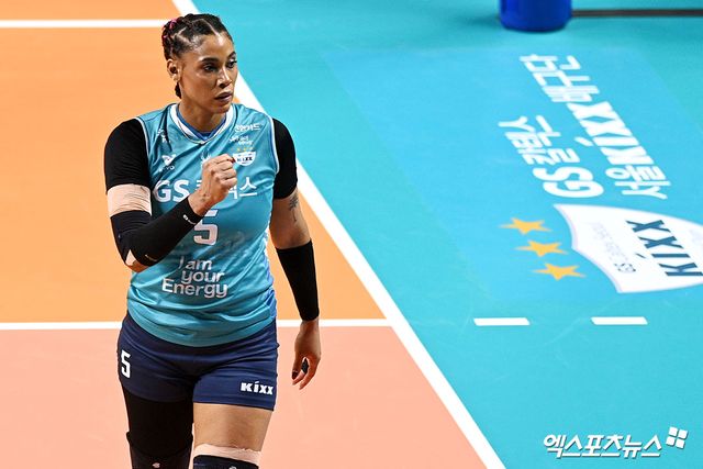 지젤 실바(등록명 실바)가 GS칼텍스와 새 계약을 맺었다. GS칼텍스는 24일 보도자료를 통해 지젤 실바와 재계약에 성공하며 2026-2027시즌에도 동행을 이어간다고 발표했다. 1991년생 실바는 2023-2024시즌을 앞두고 외국인 선수 트라이아웃을 통해 GS칼텍스 유니폼을 입으면서 V-리그에 진출했다. 이후 V-리그 남녀부 통틀어 최초로 3년 연속 1000득점을 달성하는데 성공했고, GS칼텍스의 5년 만에 챔피언결정전 우승을 이끌면서 2025-2026 정규리그와 챔피언결정전 모두 MVP로 뽑혔다. 엑스포츠뉴스DB