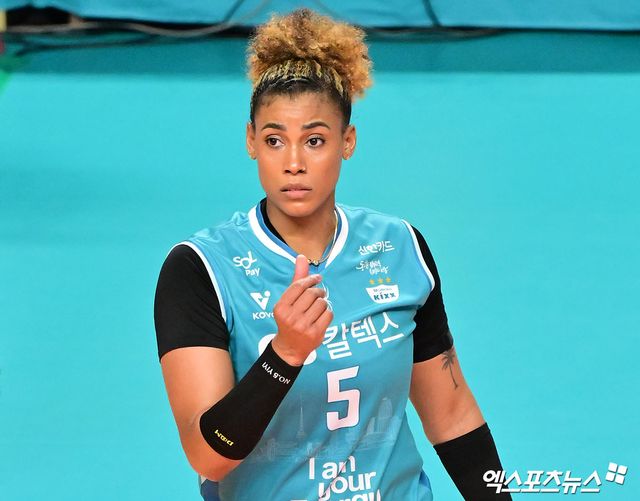 지젤 실바(등록명 실바)가 GS칼텍스와 새 계약을 맺었다. GS칼텍스는 24일 보도자료를 통해 지젤 실바와 재계약에 성공하며 2026-2027시즌에도 동행을 이어간다고 발표했다. 1991년생 실바는 2023-2024시즌을 앞두고 외국인 선수 트라이아웃을 통해 GS칼텍스 유니폼을 입으면서 V-리그에 진출했다. 이후 V-리그 남녀부 통틀어 최초로 3년 연속 1000득점을 달성하는데 성공했고, GS칼텍스의 5년 만에 챔피언결정전 우승을 이끌면서 2025-2026 정규리그와 챔피언결정전 모두 MVP로 뽑혔다. 엑스포츠뉴스DB