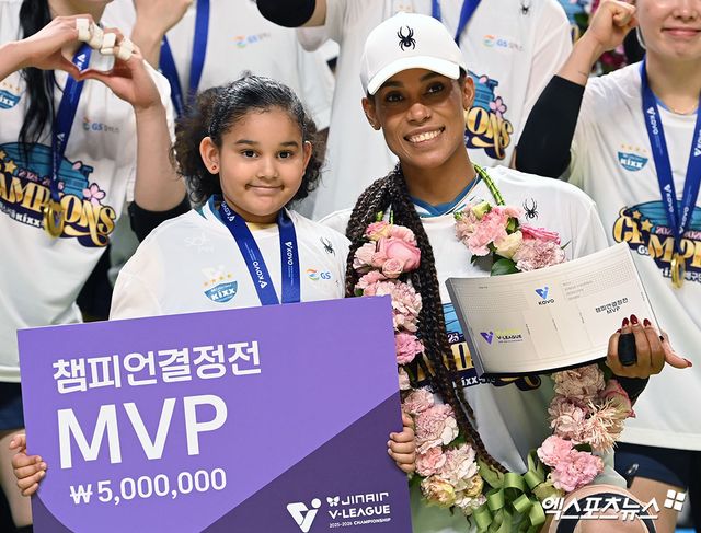 지젤 실바(등록명 실바)가 GS칼텍스와 새 계약을 맺었다. GS칼텍스는 24일 보도자료를 통해 지젤 실바와 재계약에 성공하며 2026-2027시즌에도 동행을 이어간다고 발표했다. 1991년생 실바는 2023-2024시즌을 앞두고 외국인 선수 트라이아웃을 통해 GS칼텍스 유니폼을 입으면서 V-리그에 진출했다. 이후 V-리그 남녀부 통틀어 최초로 3년 연속 1000득점을 달성하는데 성공했고, GS칼텍스의 5년 만에 챔피언결정전 우승을 이끌면서 2025-2026 정규리그와 챔피언결정전 모두 MVP로 뽑혔다. 엑스포츠뉴스DB