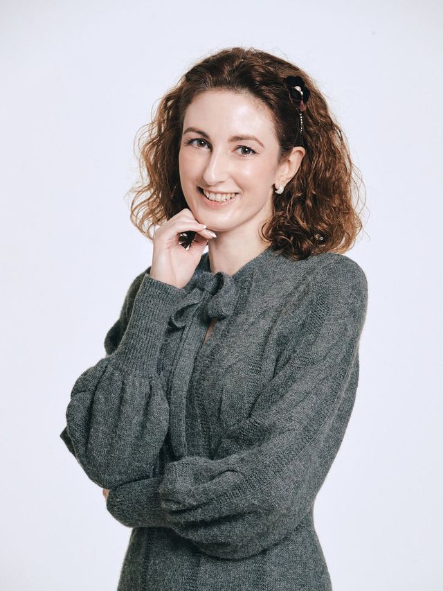 크리스티나, 웨이브엔터테인먼트 제공