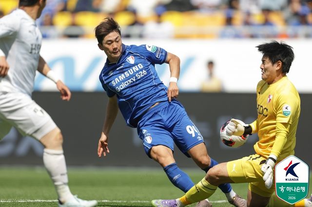 K리그2 수원 삼성이 선두 부산 아이파크의 개막 무패 행진을 멈춰 세웠다. 이정효 감독이 이끄는 수원은 25일 수원월드컵경기장에서 열린 하나은행 K리그2 2026 9라운드 홈 경기에서 부산에 3-2 신승을 거뒀다. 김도연, 강현묵의 골로 2-0으로 앞서다 후반 중반 연속 실점으로 2-2 동점을 허용한 수원은 후반 추가시간 14분이 흐른 뒤 헤이스가 페널티킥 결승골을 꽂아 넣으며 극적인 승리를 완성했다. 한국프로축구연맹