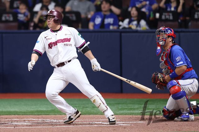 키움 히어로즈 베테랑 내야수 안치홍이 25일 서울 고척스카이돔에서 열린 2026 신한 SOL KBO리그 삼성 라이온즈와의 팀 간 2차전에서 홈런 포함 3안타를 기록, 팀 승리를 이끌었다. 사진 키움 히어로즈