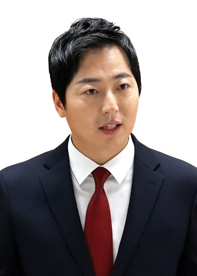 국민의힘 경기도지사 예비후보 등록을 마친 이성배 MBC 전 아나운서