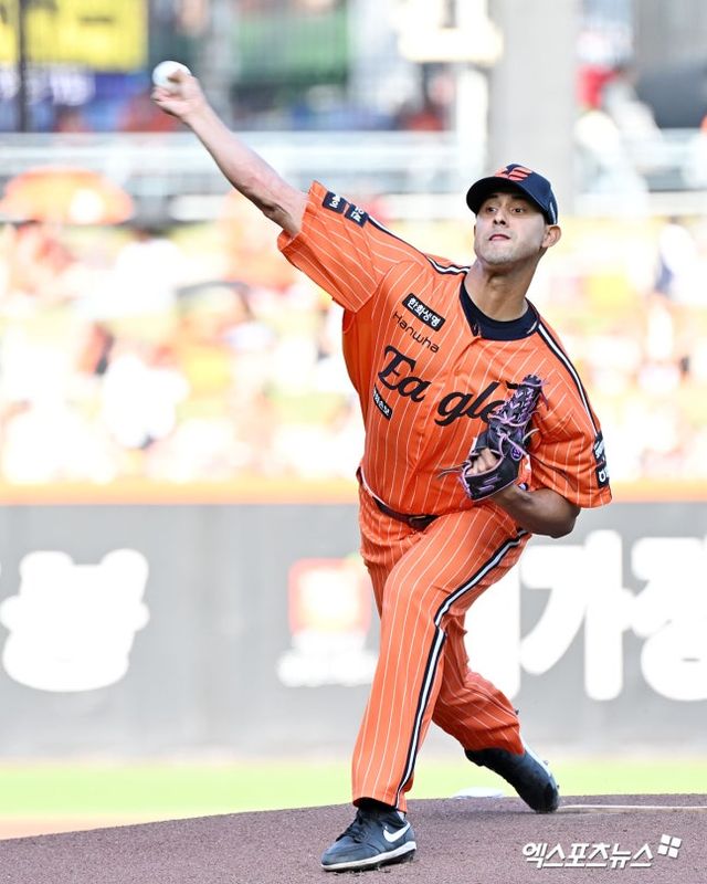 김경문 감독이 이끄는 한화 이글스는 25일 대전 한화생명 볼파크에서 열린 NC 다이노스와 2026 신한 SOL Bank KBO 리그 정규시즌 홈경기에서 8-1 쾌승을 거뒀다. 이로써 한화는 전날 패배를 딛고 NC와 3연전 전적을 1승 1패로 만들었다. 10승(13패) 고지를 밟은 한화는 승률 0.435로 NC와 동률이 됐다. 이날 한화는 선발 윌켈 에르난데스의 호투 속에 좋은 분위기를 만들었다. KBO 6번째 등판에서 가장 많은 7이닝을 소화한 그는 8피안타 1사사구 4탈삼진 1실점으로 승리투수가 됐다. 타선에서는 1번 황영묵부터 5번 강백호까지 모두 안타를 터트리면서 '다이너마이트 타선'의 면모를 보여줬다. 5회에는 이들의 합작 활약 속에 4득점 빅이닝을 만들며 승부의 추를 한화 쪽으로 끌고 왔다. 특히 강백호는 1회 선제 2타점 적시타에 이어 5회에는 쐐기를 박는 2루타를 터트리면서 4타수 3안타 5타점을 기록했다. 대전, 김한준 기자