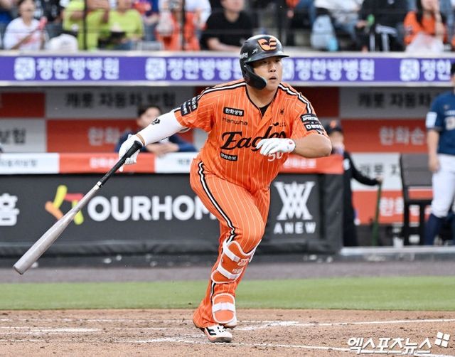 김경문 감독이 이끄는 한화 이글스는 25일 대전 한화생명 볼파크에서 열린 NC 다이노스와 2026 신한 SOL Bank KBO 리그 정규시즌 홈경기에서 8-1 쾌승을 거뒀다. 이로써 한화는 전날 패배를 딛고 NC와 3연전 전적을 1승 1패로 만들었다. 10승(13패) 고지를 밟은 한화는 승률 0.435로 NC와 동률이 됐다. 이날 한화는 선발 윌켈 에르난데스의 호투 속에 좋은 분위기를 만들었다. KBO 6번째 등판에서 가장 많은 7이닝을 소화한 그는 8피안타 1사사구 4탈삼진 1실점으로 승리투수가 됐다. 타선에서는 1번 황영묵부터 5번 강백호까지 모두 안타를 터트리면서 '다이너마이트 타선'의 면모를 보여줬다. 5회에는 이들의 합작 활약 속에 4득점 빅이닝을 만들며 승부의 추를 한화 쪽으로 끌고 왔다. 특히 강백호는 1회 선제 2타점 적시타에 이어 5회에는 쐐기를 박는 2루타를 터트리면서 4타수 3안타 5타점을 기록했다. 대전, 김한준 기자