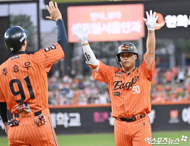 김경문 감독이 이끄는 한화 이글스는 25일 대전 한화생명 볼파크에서 열린 NC 다이노스와 2026 신한 SOL Bank KBO 리그 정규시즌 홈경기에서 8-1 쾌승을 거뒀다. 이로써 한화는 전날 패배를 딛고 NC와 3연전 전적을 1승 1패로 만들었다. 10승(13패) 고지를 밟은 한화는 승률 0.435로 NC와 동률이 됐다. 이날 한화는 선발 윌켈 에르난데스의 호투 속에 좋은 분위기를 만들었다. KBO 6번째 등판에서 가장 많은 7이닝을 소화한 그는 8피안타 1사사구 4탈삼진 1실점으로 승리투수가 됐다. 타선에서는 1번 황영묵부터 5번 강백호까지 모두 안타를 터트리면서 '다이너마이트 타선'의 면모를 보여줬다. 5회에는 이들의 합작 활약 속에 4득점 빅이닝을 만들며 승부의 추를 한화 쪽으로 끌고 왔다. 특히 강백호는 1회 선제 2타점 적시타에 이어 5회에는 쐐기를 박는 2루타를 터트리면서 4타수 3안타 5타점을 기록했다. 대전, 김한준 기자