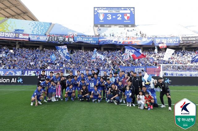 K리그2 수원 삼성이 선두 부산 아이파크의 개막 무패 행진을 멈춰 세웠다. 이정효 감독이 이끄는 수원은 25일 수원월드컵경기장에서 열린 하나은행 K리그2 2026 9라운드 홈 경기에서 부산에 3-2 신승을 거뒀다. 김도연, 강현묵의 골로 2-0으로 앞서다 후반 중반 연속 실점으로 2-2 동점을 허용한 수원은 후반 추가시간 14분이 흐른 뒤 헤이스가 페널티킥 결승골을 꽂아 넣으며 극적인 승리를 완성했다. 한국프로축구연맹