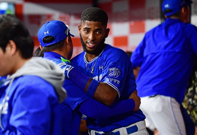 삼성 라이온즈 외국인 타자 르윈 디아즈가 25일 서울 고척스카이돔에서 열린 2026 신한 SOL KBO리그 키움 히어로즈와의 팀 간 2차전에서 시즌 4호 홈런을 기록했다. 사진 삼성 라이온즈