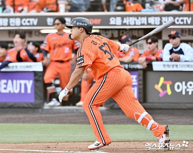 김경문 감독이 이끄는 한화 이글스는 25일 대전 한화생명 볼파크에서 열린 NC 다이노스와 2026 신한 SOL Bank KBO 리그 정규시즌 홈경기에서 8-1 쾌승을 거뒀다. 이로써 한화는 전날 패배를 딛고 NC와 3연전 전적을 1승 1패로 만들었다. 10승(13패) 고지를 밟은 한화는 승률 0.435로 NC와 동률이 됐다. 이날 한화는 선발 윌켈 에르난데스의 호투 속에 좋은 분위기를 만들었다. KBO 6번째 등판에서 가장 많은 7이닝을 소화한 그는 8피안타 1사사구 4탈삼진 1실점으로 승리투수가 됐다. 타선에서는 1번 황영묵부터 5번 강백호까지 모두 안타를 터트리면서 '다이너마이트 타선'의 면모를 보여줬다. 5회에는 이들의 합작 활약 속에 4득점 빅이닝을 만들며 승부의 추를 한화 쪽으로 끌고 왔다. 특히 강백호는 1회 선제 2타점 적시타에 이어 5회에는 쐐기를 박는 2루타를 터트리면서 4타수 3안타 5타점을 기록했다. 대전, 김한준 기자