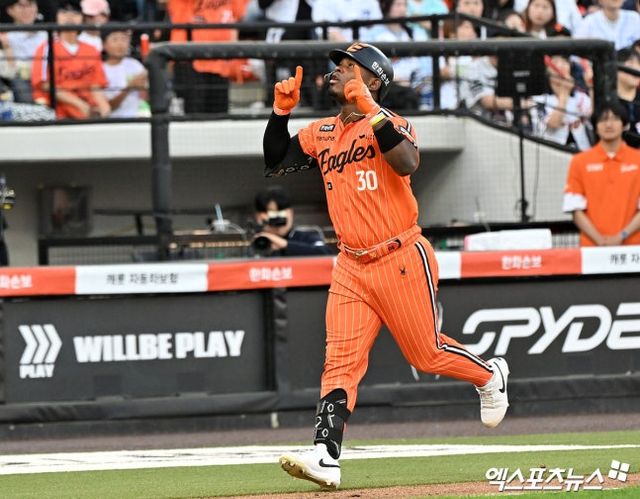 김경문 감독이 이끄는 한화 이글스는 25일 대전 한화생명 볼파크에서 열린 NC 다이노스와 2026 신한 SOL Bank KBO 리그 정규시즌 홈경기에서 8-1 쾌승을 거뒀다. 이로써 한화는 전날 패배를 딛고 NC와 3연전 전적을 1승 1패로 만들었다. 10승(13패) 고지를 밟은 한화는 승률 0.435로 NC와 동률이 됐다. 이날 한화는 선발 윌켈 에르난데스의 호투 속에 좋은 분위기를 만들었다. KBO 6번째 등판에서 가장 많은 7이닝을 소화한 그는 8피안타 1사사구 4탈삼진 1실점으로 승리투수가 됐다. 타선에서는 1번 황영묵부터 5번 강백호까지 모두 안타를 터트리면서 '다이너마이트 타선'의 면모를 보여줬다. 5회에는 이들의 합작 활약 속에 4득점 빅이닝을 만들며 승부의 추를 한화 쪽으로 끌고 왔다. 특히 강백호는 1회 선제 2타점 적시타에 이어 5회에는 쐐기를 박는 2루타를 터트리면서 4타수 3안타 5타점을 기록했다. 외인 타자 요나단 페라자(사진)는 이날 투런포를 터트렸다. 대전, 김한준 기자