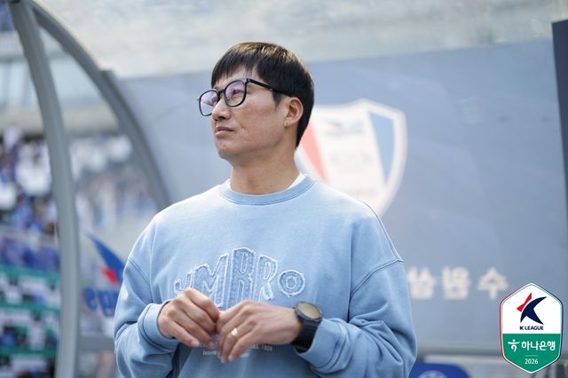 K리그2 수원 삼성이 선두 부산 아이파크의 개막 무패 행진을 멈춰 세웠다. 이정효 감독이 이끄는 수원은 25일 수원월드컵경기장에서 열린 하나은행 K리그2 2026 9라운드 홈 경기에서 부산에 3-2 신승을 거뒀다. 김도연, 강현묵의 골로 2-0으로 앞서다 후반 중반 연속 실점으로 2-2 동점을 허용한 수원은 후반 추가시간 14분이 흐른 뒤 헤이스가 페널티킥 결승골을 꽂아 넣으며 극적인 승리를 완성했다. 한국프로축구연맹