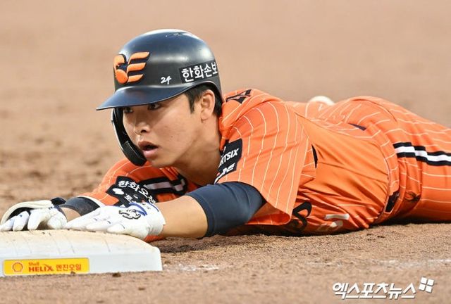 김경문 감독이 이끄는 한화 이글스는 25일 대전 한화생명 볼파크에서 열린 NC 다이노스와 2026 신한 SOL Bank KBO 리그 정규시즌 홈경기에서 8-1 쾌승을 거뒀다. 이로써 한화는 전날 패배를 딛고 NC와 3연전 전적을 1승 1패로 만들었다. 10승(13패) 고지를 밟은 한화는 승률 0.435로 NC와 동률이 됐다. 이날 한화는 선발 윌켈 에르난데스의 호투 속에 좋은 분위기를 만들었다. KBO 6번째 등판에서 가장 많은 7이닝을 소화한 그는 8피안타 1사사구 4탈삼진 1실점으로 승리투수가 됐다. 타선에서는 1번 황영묵부터 5번 강백호까지 모두 안타를 터트리면서 '다이너마이트 타선'의 면모를 보여줬다. 5회에는 이들의 합작 활약 속에 4득점 빅이닝을 만들며 승부의 추를 한화 쪽으로 끌고 왔다. 특히 강백호는 1회 선제 2타점 적시타에 이어 5회에는 쐐기를 박는 2루타를 터트리면서 4타수 3안타 5타점을 기록했다. 문현빈(사진)도 이날 맹활약했다. 대전, 김한준 기자