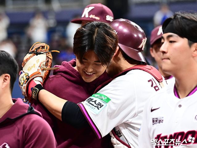 26일 오후 서울 구로구 고척스카이돔에서 열린 '2026 신한 SOL Bank KBO 리그' 삼성 라이온즈와 키움 히어로즈의 경기, 키움이 선발투수 박준현의 5이닝 무실점 호투에 힘입어 2:0의 스코어로 승리하며 시즌 첫 스윕승을 거두었다. 경기 종료 후 키움 박준현과 김건희가 승리의 기쁨을 나누고 있다. 고척, 박지영 기자