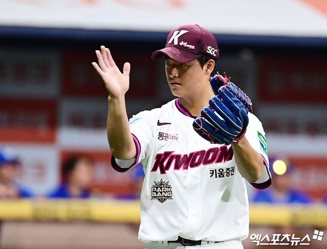 26일 오후 서울 구로구 고척스카이돔에서 열린 '2026 신한 SOL Bank KBO 리그' 삼성 라이온즈와 키움 히어로즈의 경기, 3회초 2사 1,2루 키움 선발투수 박준현이 삼성 디아즈를 중견수 뜬공으로 돌려세우며 이닝을 마친 뒤 더그아웃으로 향하고 있다. 고척, 박지영 기자