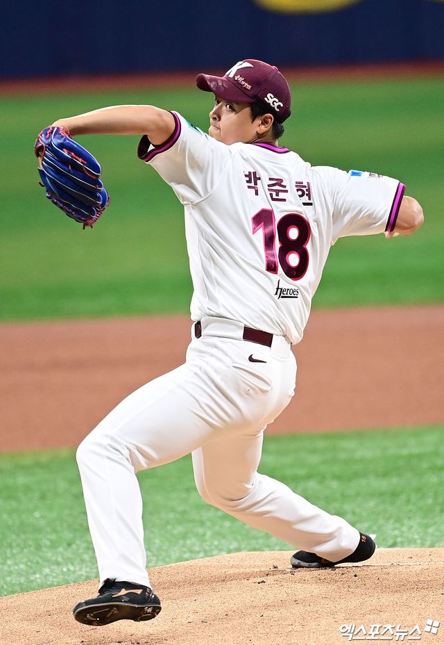 26일 오후 서울 구로구 고척스카이돔에서 열린 '2026 신한 SOL Bank KBO 리그' 삼성 라이온즈와 키움 히어로즈의 경기, 1회초 키움 선발투수 박준현이 역투하고 있다. 고척, 박지영 기자