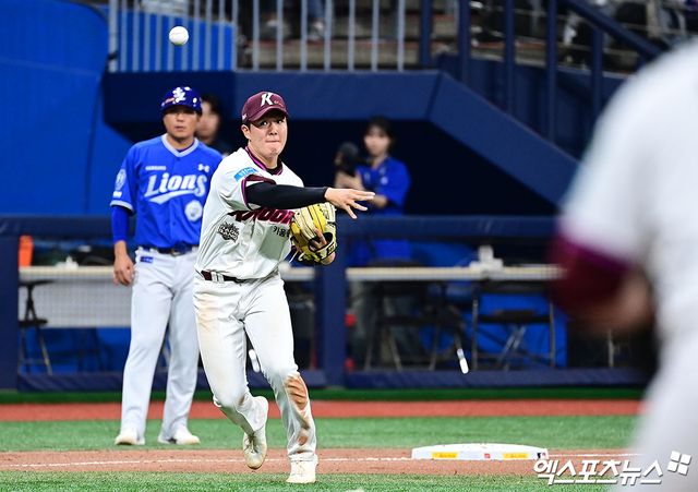 26일 오후 서울 구로구 고척스카이돔에서 열린 '2026 신한 SOL Bank KBO 리그' 삼성 라이온즈와 키움 히어로즈의 경기, 8회초 2사 1,3루 삼성 강민호의 내야 땅볼 때 키움 3루수 김지석이 타구를 잡아 1루로 송구하고 있다. 고척, 박지영 기자
