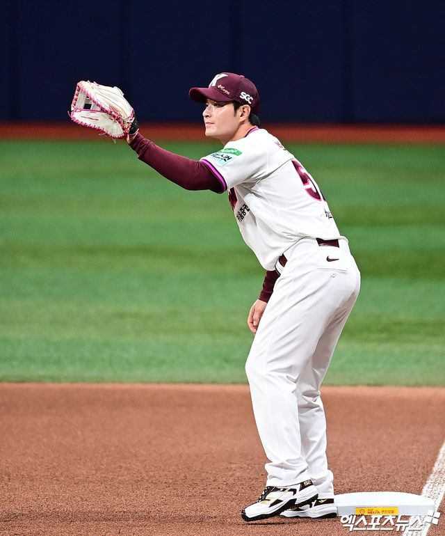 26일 오후 서울 구로구 고척스카이돔에서 열리는 '2026 신한 SOL Bank KBO 리그' 삼성 라이온즈와 키움 히어로즈의 경기에 앞서 키움 박병호의 은퇴식이 진행됐다. 특별엔트리에 포함된 박병호가 4번타자 겸 1루수로 선발 출장해 경기를 준비하고 있다. 고척, 박지영 기자