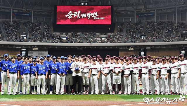 26일 오후 서울 구로구 고척스카이돔에서 열리는 '2026 신한 SOL Bank KBO 리그' 삼성 라이온즈와 키움 히어로즈의 경기에 앞서 키움 박병호의 은퇴식이 진행됐다. 박병호가 삼성, 키움 선수단과 기념 촬영을 하고 있다. 고척, 박지영 기자