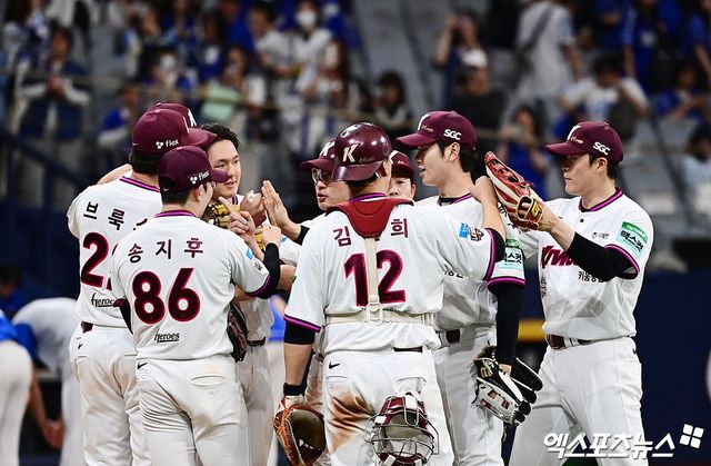 26일 오후 서울 구로구 고척스카이돔에서 열린 '2026 신한 SOL Bank KBO 리그' 삼성 라이온즈와 키움 히어로즈의 경기, 키움이 선발투수 박준현의 5이닝 무실점 호투에 힘입어 2:0의 스코어로 승리하며 시즌 첫 스윕승을 거두었다. 경기 종료 후 키움 선수들이 승리의 기쁨을 나누고 있다. 고척, 박지영 기자