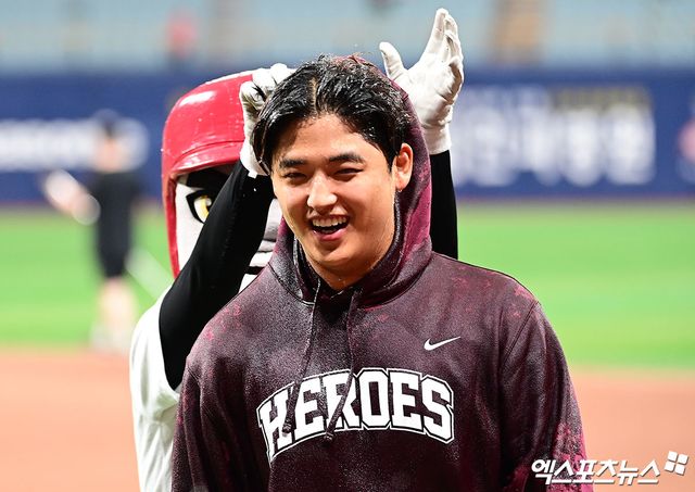 26일 오후 서울 구로구 고척스카이돔에서 열린 '2026 신한 SOL Bank KBO 리그' 삼성 라이온즈와 키움 히어로즈의 경기, 키움이 선발투수 박준현의 5이닝 무실점 호투에 힘입어 2:0의 스코어로 승리하며 시즌 첫 스윕승을 거두었다. 경기 종료 후 키움 박준현이 동료들에게 데뷔 첫 승리 축하 물세례를 받고 있다. 고척, 박지영 기자