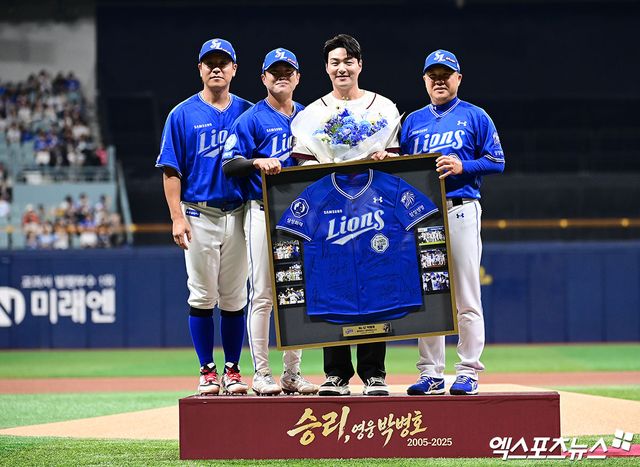 26일 오후 서울 구로구 고척스카이돔에서 열리는 '2026 신한 SOL Bank KBO 리그' 삼성 라이온즈와 키움 히어로즈의 경기에 앞서 키움 박병호의 은퇴식이 진행됐다. 삼성 강민호, 류지혁, 박진만 감독이 박병호와 기념 촬영을 하고 있다. 고척, 박지영 기자