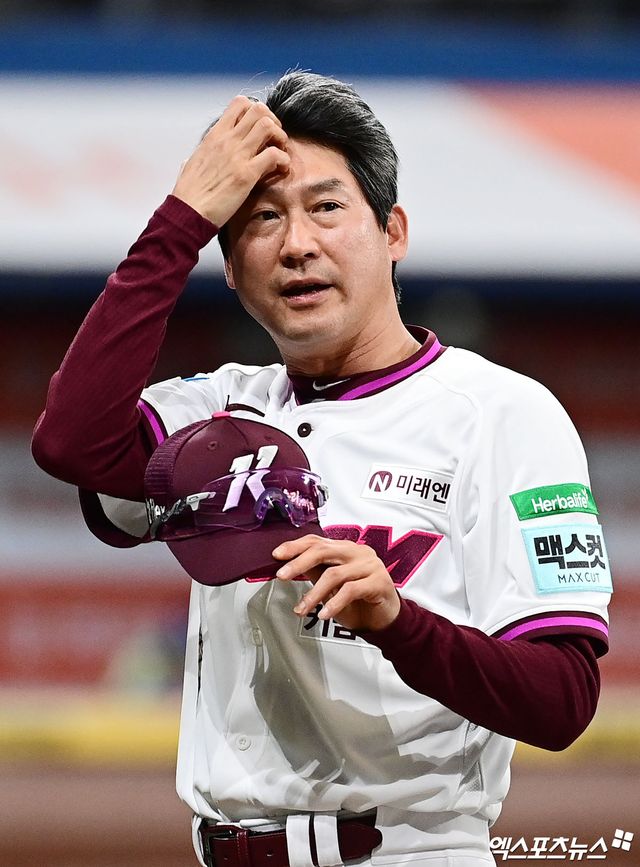 26일 오후 서울 구로구 고척스카이돔에서 열린 '2026 신한 SOL Bank KBO 리그' 삼성 라이온즈와 키움 히어로즈의 경기, 키움이 선발투수 박준현의 5이닝 무실점 호투에 힘입어 2:0의 스코어로 승리하며 시즌 첫 스윕승을 거두었다. 경기 종료 후 키움 설종진 감독이 관중석을 향해 인사하고 있다. 고척, 박지영 기자