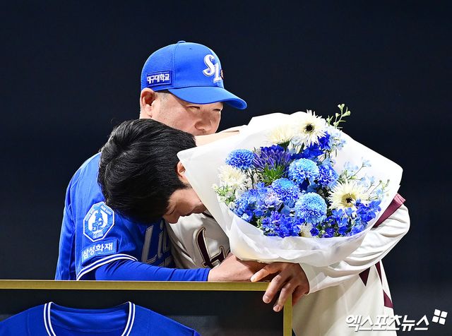 26일 오후 서울 구로구 고척스카이돔에서 열리는 '2026 신한 SOL Bank KBO 리그' 삼성 라이온즈와 키움 히어로즈의 경기에 앞서 키움 박병호의 은퇴식이 진행됐다. 삼성 박진만 감독이 박병호에게 꽃다발을 전달하며 악수를 하고 있다. 고척, 박지영 기자