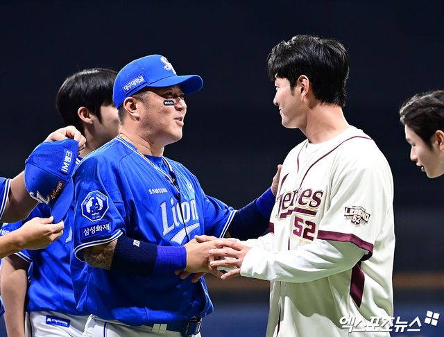 26일 오후 서울 구로구 고척스카이돔에서 열리는 '2026 신한 SOL Bank KBO 리그' 삼성 라이온즈와 키움 히어로즈의 경기에 앞서 키움 박병호의 은퇴식이 진행됐다. 삼성 최형우가 박병호와 인사를 나누고 있다. 고척, 박지영 기자