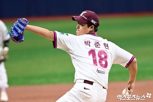 26일 오후 서울 구로구 고척스카이돔에서 열린 '2026 신한 SOL Bank KBO 리그' 삼성 라이온즈와 키움 히어로즈의 경기, 1회초 키움 선발투수 박준현이 역투하고 있다. 고척, 박지영 기자