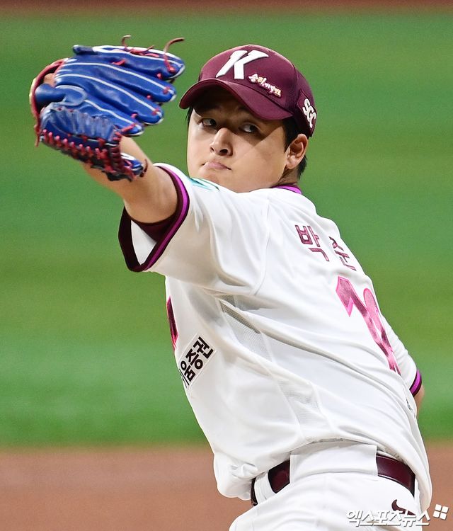 26일 오후 서울 구로구 고척스카이돔에서 열린 '2026 신한 SOL Bank KBO 리그' 삼성 라이온즈와 키움 히어로즈의 경기, 1회초 키움 선발투수 박준현이 역투하고 있다. 고척, 박지영 기자