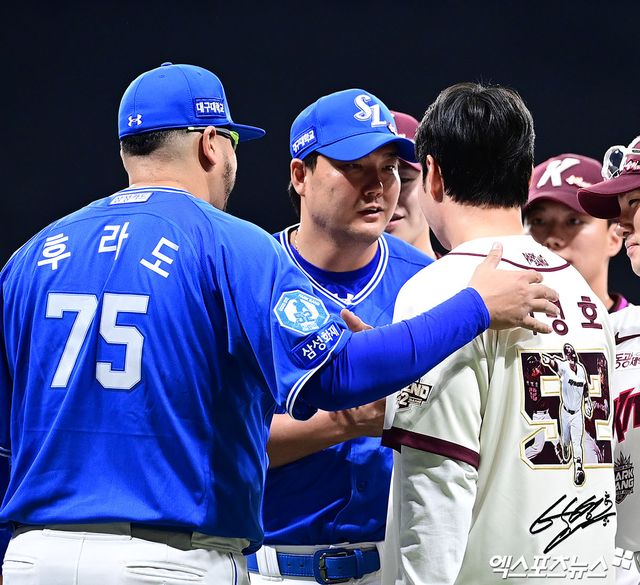 26일 오후 서울 구로구 고척스카이돔에서 열리는 '2026 신한 SOL Bank KBO 리그' 삼성 라이온즈와 키움 히어로즈의 경기에 앞서 키움 박병호의 은퇴식이 진행됐다. 삼성 후라도, 김태훈이 박병호와 인사를 나누고 있다. 고척, 박지영 기자