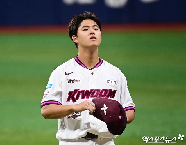 26일 오후 서울 구로구 고척스카이돔에서 열린 '2026 신한 SOL Bank KBO 리그' 삼성 라이온즈와 키움 히어로즈의 경기, 1회초 키움 선발투수 박준현이 피칭을 준비하고 있다. 고척, 박지영 기자