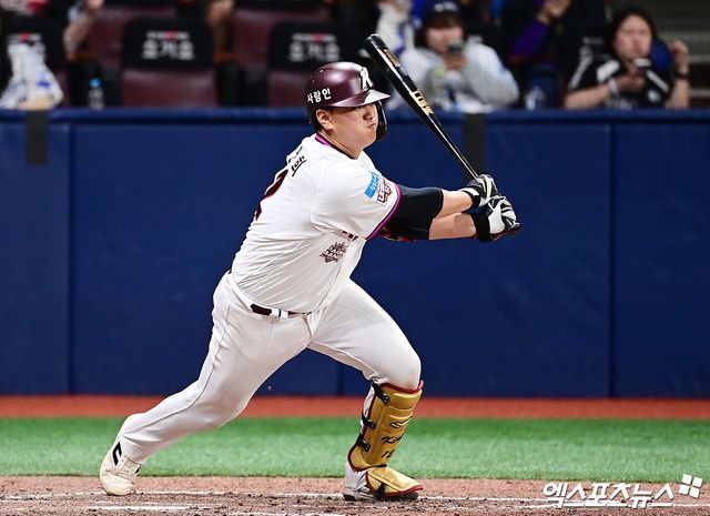 26일 오후 서울 구로구 고척스카이돔에서 열린 '2026 신한 SOL Bank KBO 리그' 삼성 라이온즈와 키움 히어로즈의 경기, 8회말 1사 2루 키움 김건희가 적시타를 때려내고 있다. 고척, 박지영 기자
