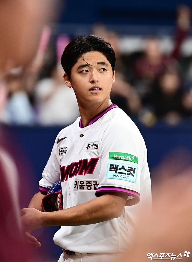 26일 오후 서울 구로구 고척스카이돔에서 열린 '2026 신한 SOL Bank KBO 리그' 삼성 라이온즈와 키움 히어로즈의 경기, 5회초 2사 1,2루 키움 선발투수 박준현이 삼성 최형우를 내야 땅볼로 돌려세우며 이닝을 종료시킨 뒤 더그아웃으로 향하고 있다. 고척, 박지영 기자