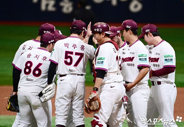 26일 오후 서울 구로구 고척스카이돔에서 열리는 '2026 신한 SOL Bank KBO 리그' 삼성 라이온즈와 키움 히어로즈의 경기에 앞서 키움 박병호의 은퇴식이 진행됐다. 박병호가 마운드에서 선수들과 파이팅을 다지고 있다. 고척, 박지영 기자
