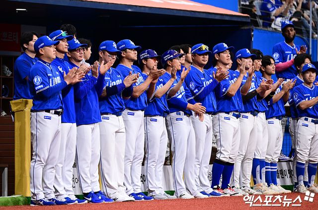 26일 오후 서울 구로구 고척스카이돔에서 열리는 '2026 신한 SOL Bank KBO 리그' 삼성 라이온즈와 키움 히어로즈의 경기에 앞서 키움 박병호의 은퇴식이 진행됐다. 삼성 선수단이 박병호에게 박수를 보내고 있다. 고척, 박지영 기자
