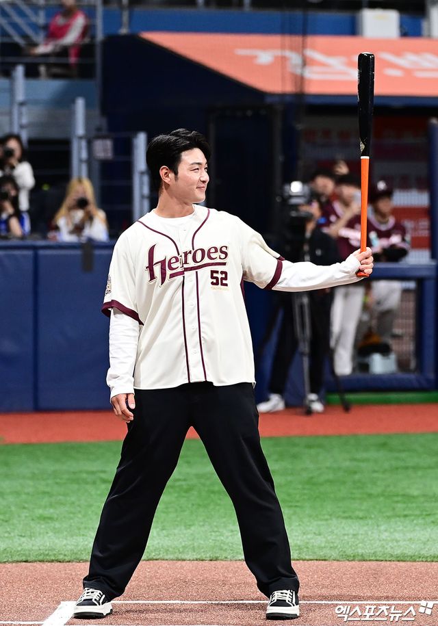 26일 오후 서울 구로구 고척스카이돔에서 열리는 '2026 신한 SOL Bank KBO 리그' 삼성 라이온즈와 키움 히어로즈의 경기에 앞서 키움 박병호의 은퇴식이 진행됐다. 시타에 나선 박병호. 고척, 박지영 기자