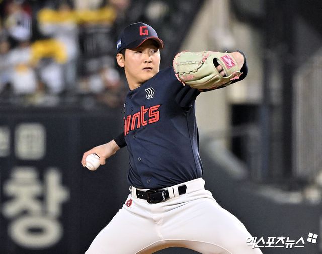 지난 26일 광주 KIA 타이거즈전에서 수비 실책 여파로 블론 세이브를 기록한 롯데 자이언츠 투수 최준용. 사진 엑스포츠뉴스 DB