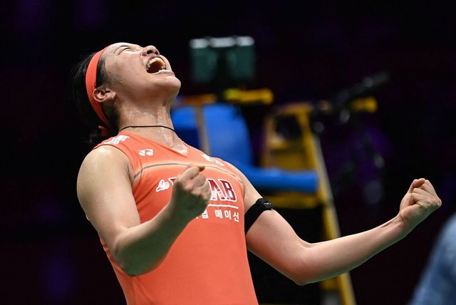 배드민턴 여자단식 세계랭킹 1위 안세영(삼성생명)이 세계배드민턴연맹(BWF)의 15점 3게임제 도입에 대해 담담한 반응을 보였다. BWF는 26일(한국시간) 덴마크 호르센스에서 열린 제87회 정기총회에서 새로운 점수 체계인 15점 3게임제 도입 안건을 최종 가결했다. 안세영은 갑작스러운 변화에 놀라긴 했지만, 결국 중요한 것은 적응이라는 입장이다. 정면돌파를 선언했다. 사진 연합뉴스