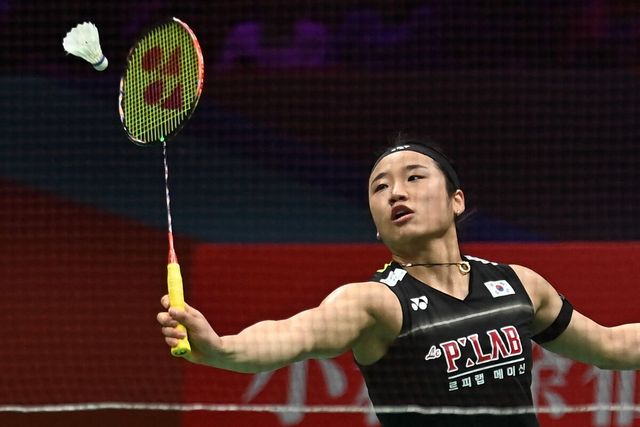 배드민턴 여자단식 세계랭킹 1위 안세영(삼성생명)이 세계배드민턴연맹(BWF)의 15점 3게임제 도입에 대해 담담한 반응을 보였다. BWF는 26일(한국시간) 덴마크 호르센스에서 열린 제87회 정기총회에서 새로운 점수 체계인 15점 3게임제 도입 안건을 최종 가결했다. 안세영은 갑작스러운 변화에 놀라긴 했지만, 결국 중요한 것은 적응이라는 입장이다. 정면돌파를 선언했다. 사진 연합뉴스